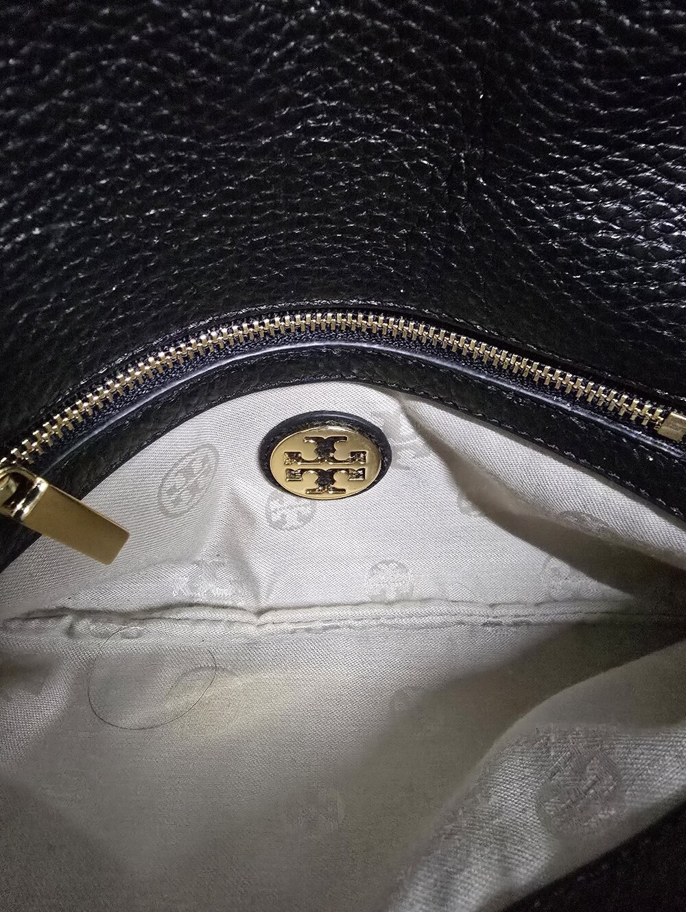 Tory Burch Black Pebbled Leather Amanda Clutch with Gold Logo Medallion - Picture 7 of 8